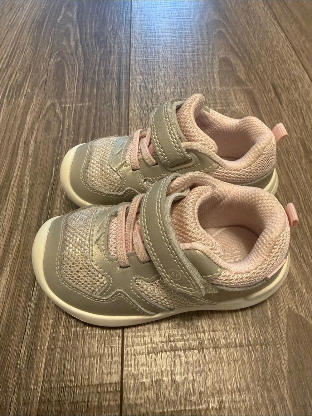 StrideRite Girls grey/silver Pink sneaker size 5